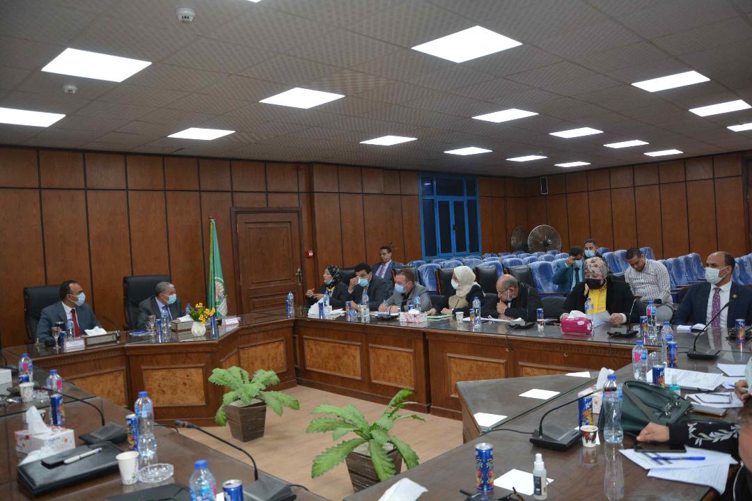 محافظ المنيا يناقش مع نواب البرلمان عددا من المشكلات ويوجه بالتنسيق لحلها
