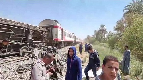 السيسي : كل من تسبب في حادث قطار سوهاج سينال الجزاء الرادع