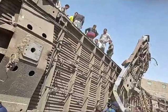 مجموعة صور ترصد ضحايا ومصابي تصادم قطاري سوهاج في انتظار الإسعاف 