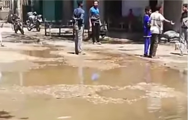 صور .. نجع قطيب يغرق فى مياه الصرف الصحي 