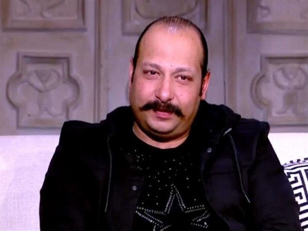 محمد ثروت يحتفل على طريقته ببدء تعويم السفينة الجانحة بقناة السويس
