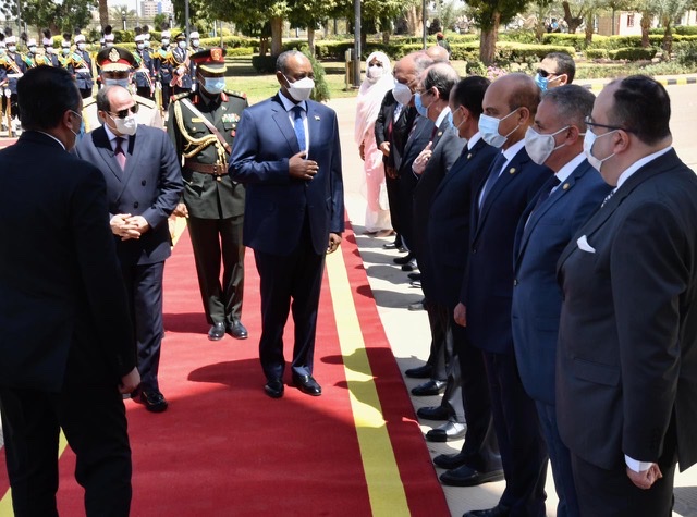 الرئيس السيسي يعود إلي أرض الوطن بعد زيارته للسودان