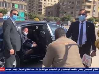 بالفيديو.. السيسي يستمع إلى شكوي بائع فاكهة ويوجه بعلاجه على نفقة الدولة