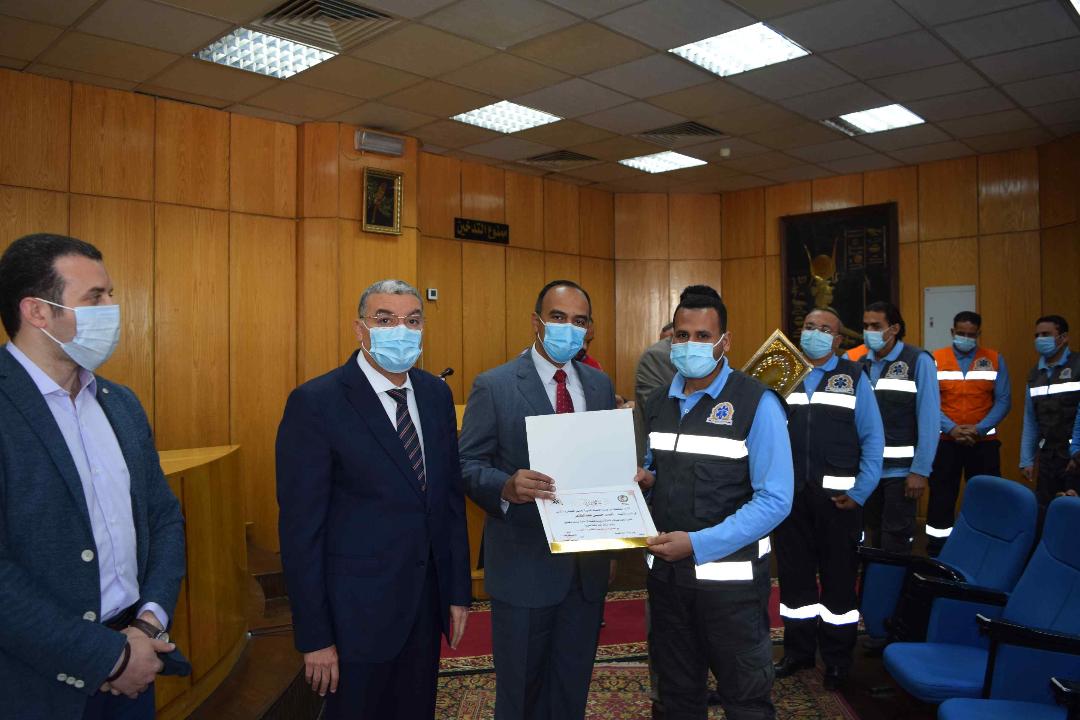 محافظ المنيا يكرم العاملين المتميزين بالإسعاف ويتفقد 12 سيارة جديدة لدعم منظومة الصحة