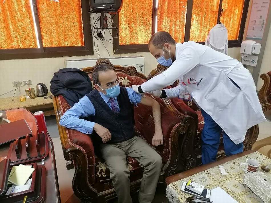 بدء تطعيم الأطقم الطبية العاملة بمستشفيات المنيا الجامعية بـ 