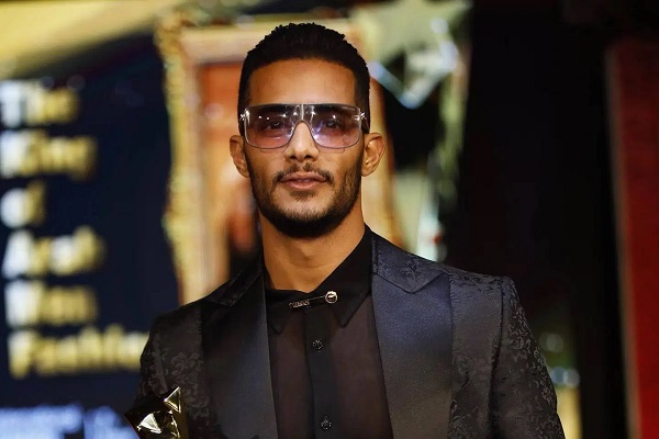 محمد رمضان يرد علي الانتقادات ويبرر مشهد القاء الفلوس في الماء
