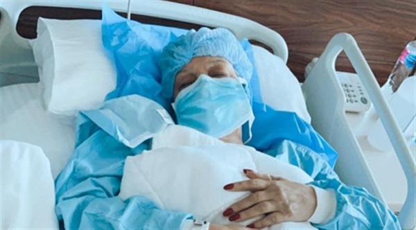 أول صورة لـ فيفي عبده بعد خروجها من غرفة العمليات.. ابنتها تطلب الدعاء
