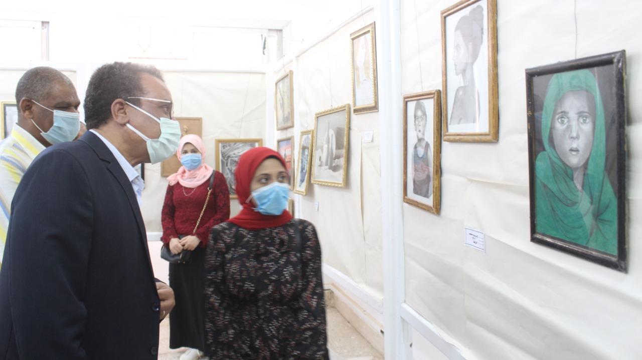 جامعة جنوب الوادى تنظم معرض للفنون التشكيلية


