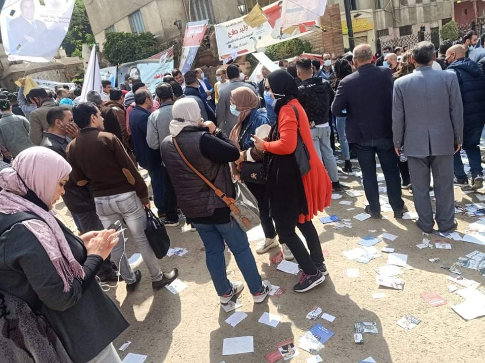 زحام شديد على بوابة نادي المعلمين.. واللجنة المشرفة تناشد 