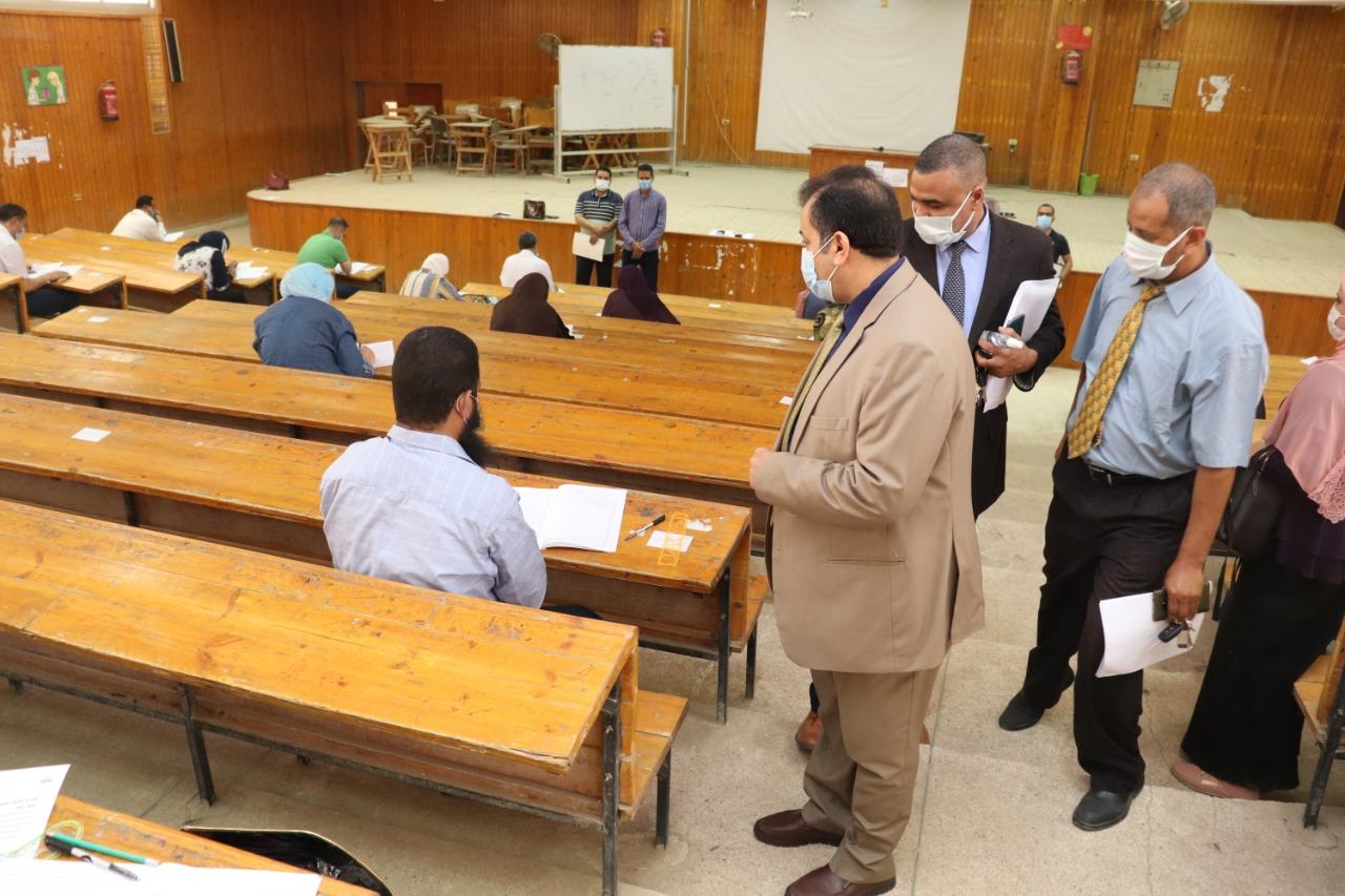 بدء امتحانات مادة التخصص لطلاب الماجستير والدكتوراة بجامعة جنوب الوادى

