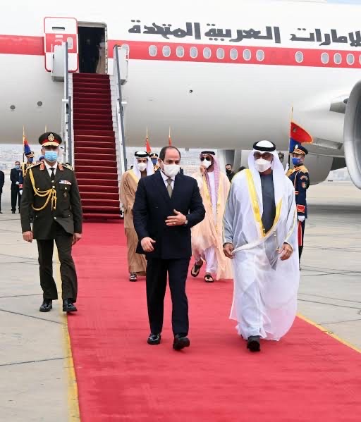 الرئيس السيسي يستقبل ولي عهد أبوظبي بمطار القاهرة