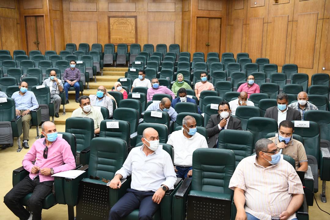 محافظ قنا يناقش الموقف التنفيذي لترفيق المدن الصناعية ويلتقي بالمستثمرين

