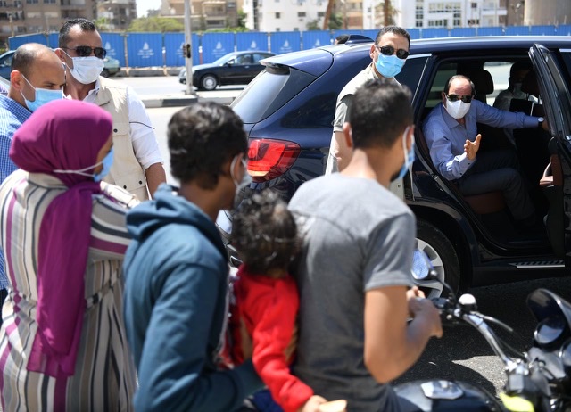 بالفيديو.. السيسي يتوقف ليستمع إلى أحوال أسرة مصرية على موتوسيكل 