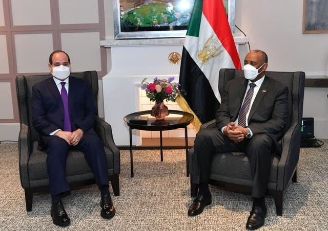 السيسي يلتقي رئيس مجلس السيادة الانتقالي السوداني بباريس