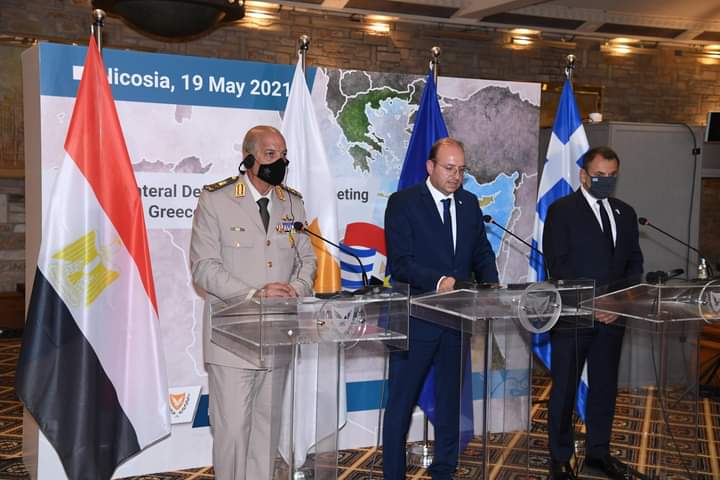 وزير الدفاع يعود إلى أرض الوطن بعد إنتهاء زيارته الرسمية لجمهورية قبرص