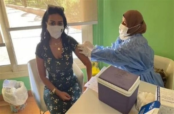 رانيا يوسف تتلقى لقاح كورونا
