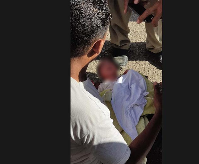 العثور على طفل رضيع مغطى بـ