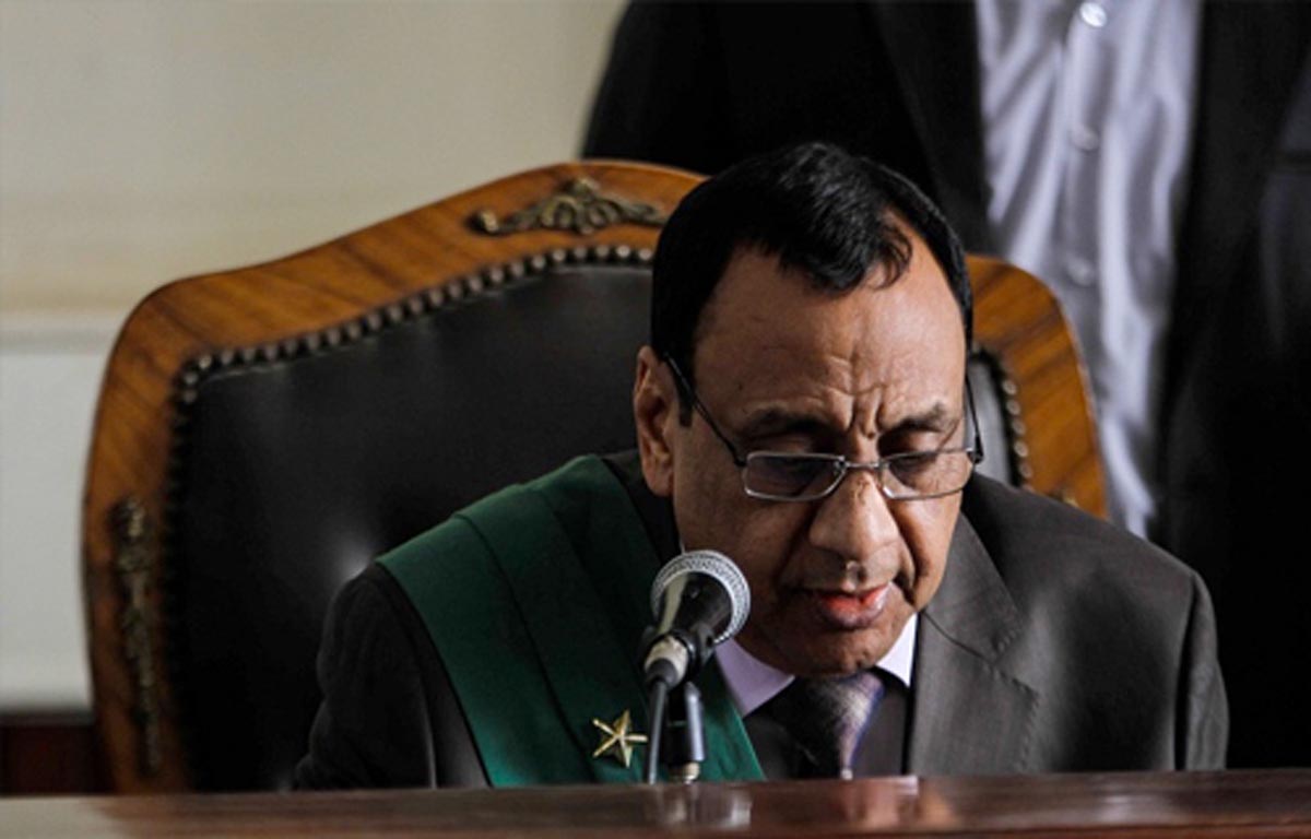 محكمة مصرية تحيل أوراق متهم الى المفتي بتهمة تصنيع مفرقعات

 