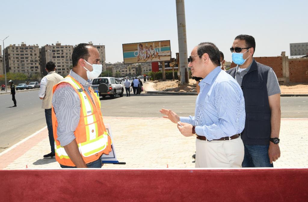 بالصور.. الرئيس السيسي يتفقد أعمال تطوير عدد من المحاور والطرق الجديدة بشرق القاهرة