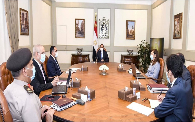 الرئيس يطلع علي خطة الدولة الاستراتيجية في مجال محطات تحلية مياه البحر