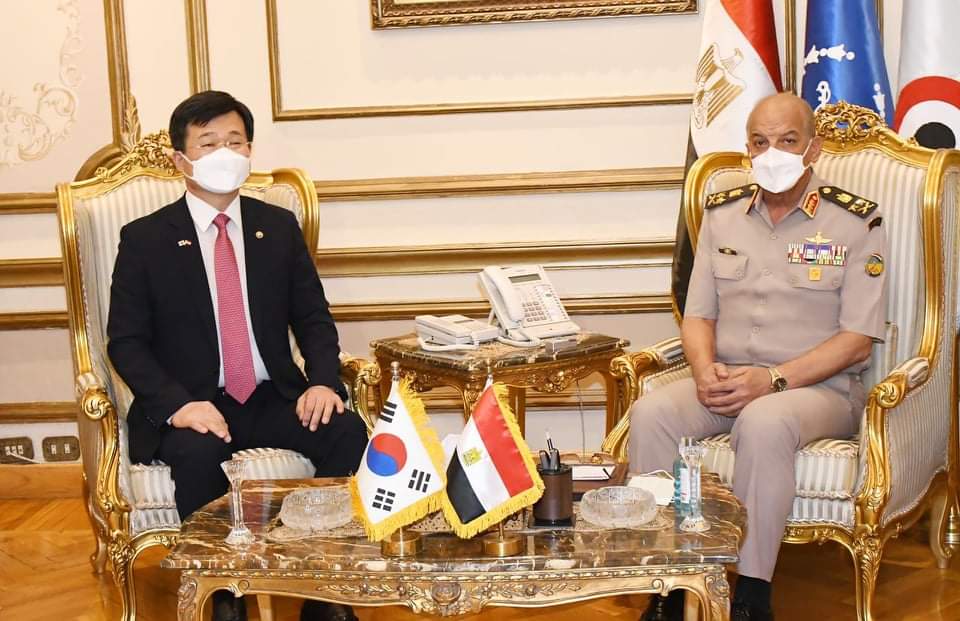 وزير الدفاع يبحث مع وزير برنامج إدارة المشتريات الدفاعية لجمهورية الجنوبية التعاون في الصناعات الدفاعية