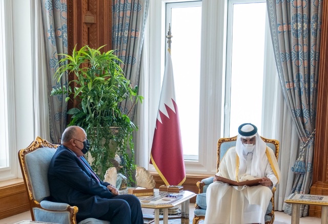 وزير الخارجية يُسلم أمير قطر رسالة من الرئيس السيسي