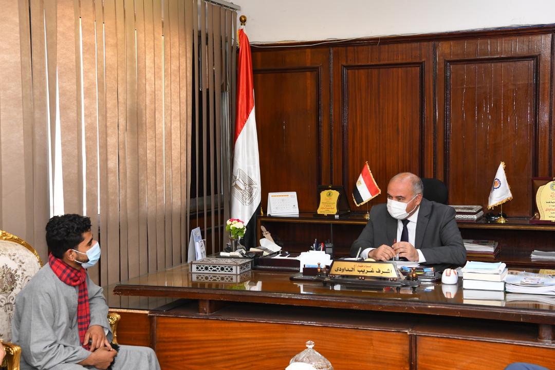 فى واقعه فريدة ,
شاب يطلب يد فتاه بدار أيتام  بقنا من المحافظ والاخير يدرس اخلاقه وجديته