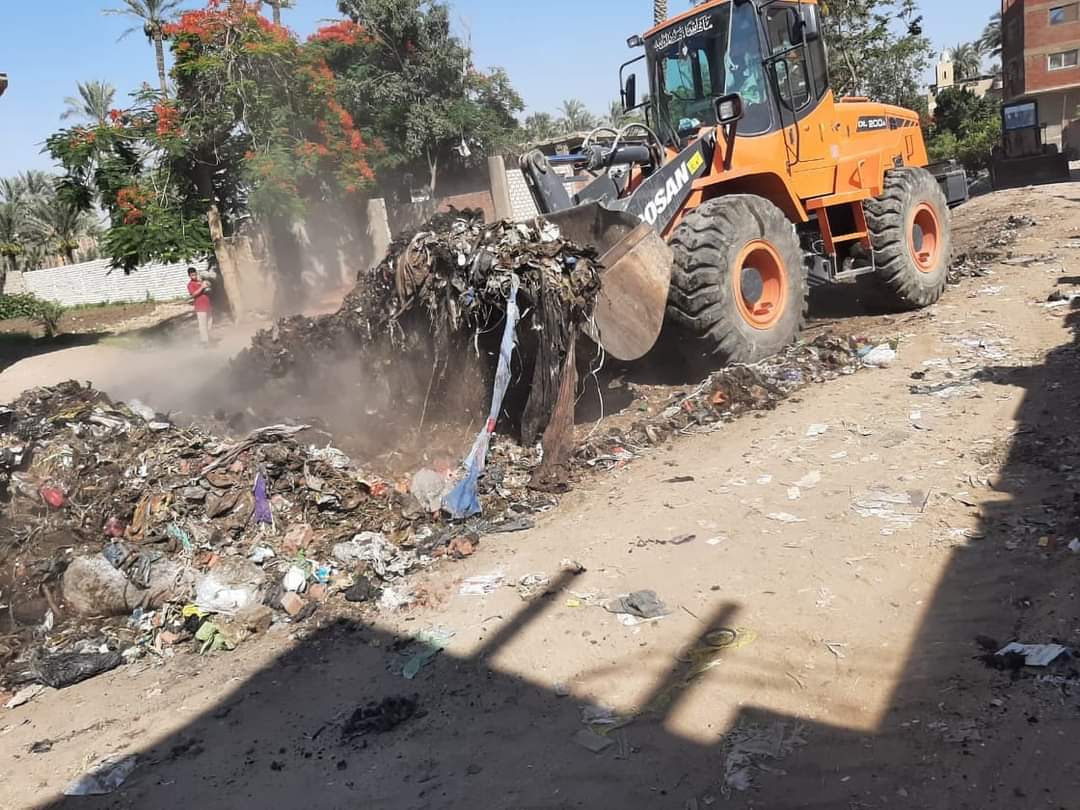 محافظة الجيزة: رفع 350 طن مخلفات أسفل الطريق الدائرى منطقة غطاطى والكوثر بالهرم

