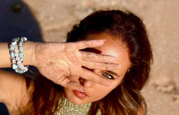نيللى كريم فى جلسة تصوير تحت أشعة الشمس على الشاطئ 
