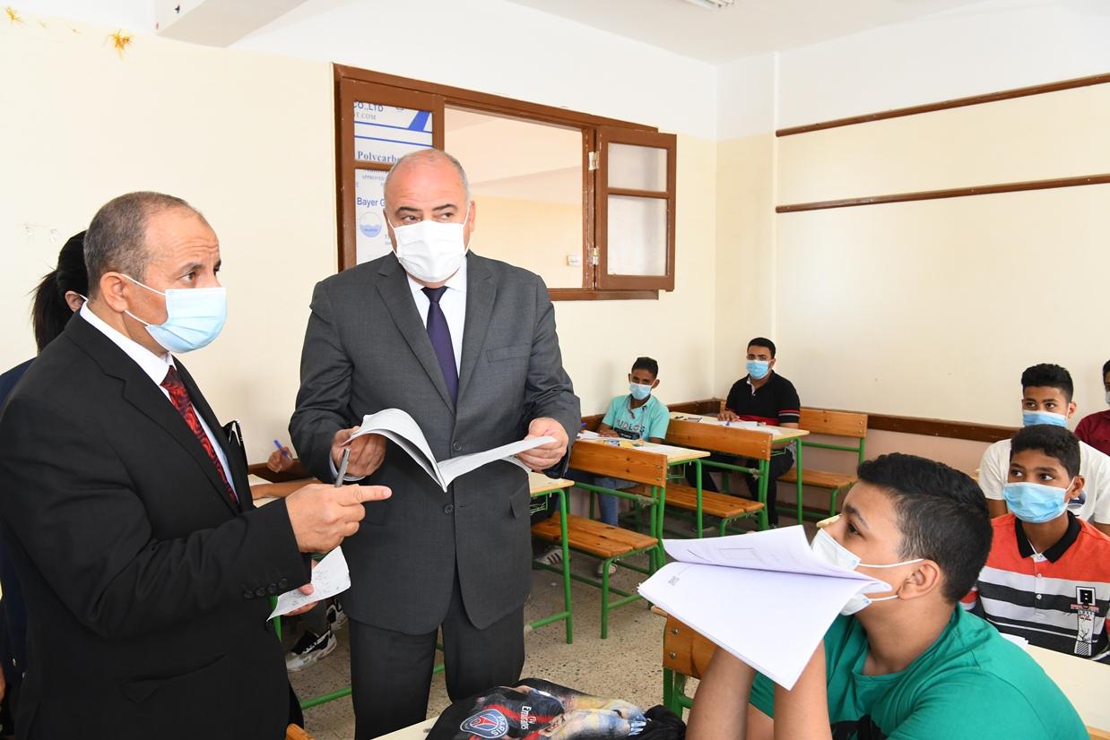 محافظ قنا يضبط حاله غش جماعى ويقرر إحالة رئيس لجنة للإعدادية وجميع المراقبين للتحقيق