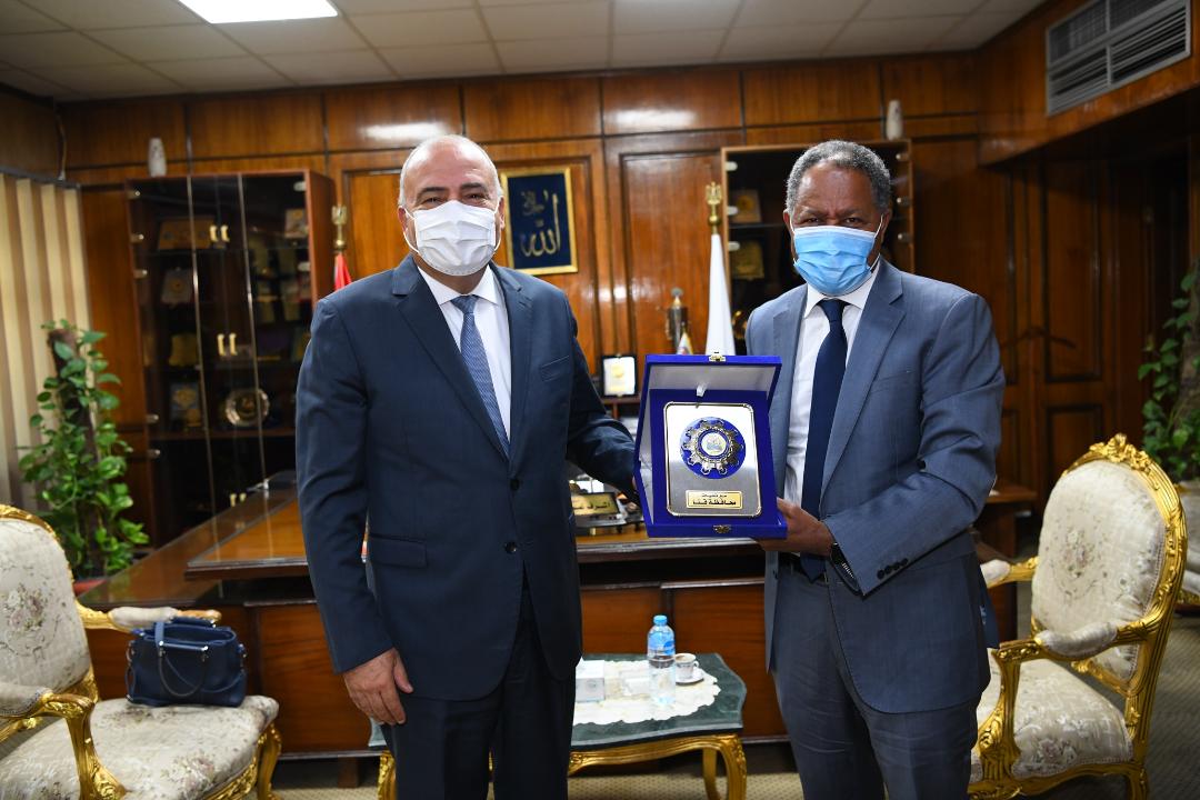 محافظ قنا يستقبل ممثل برنامج الأغذية العالمي للأمم المتحدة المنتهيه ولايتة ويهديه درع المحافظة تقديرا لمجهوداته

