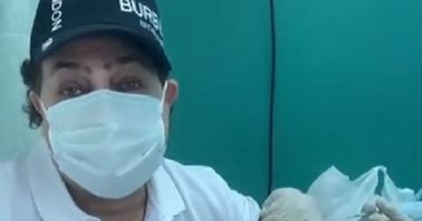 حكيم يتلقى الجرعة الأولى من لقاح كورونا
