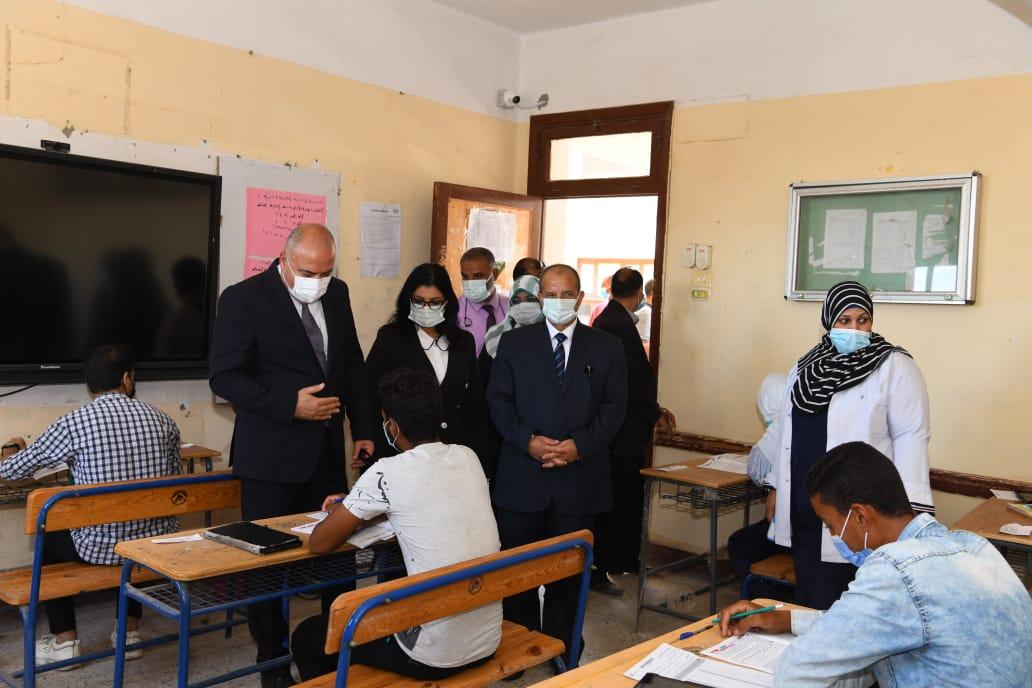 محافظ قنا يتفقد سير امتحانات الثانوية العامه