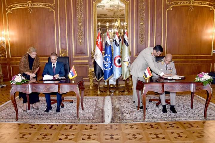 وزير الدفاع يلتقى نظيره الصربي ويوقعان بروتوكول تعاون فى المجال العسكرى