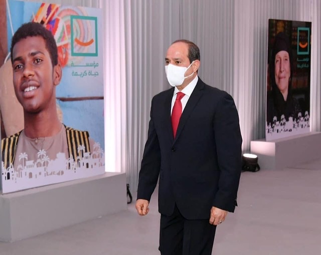 بالصور.. الرئيس السيسي يكرم عددا من المسؤولين في مبادرة حياة كريمة
