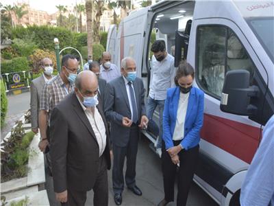 محافظ الجيزة يتابع التجهيزات النهائية لبدء التشغيل التجريبى للمركز التكنولوجي المتنقل
