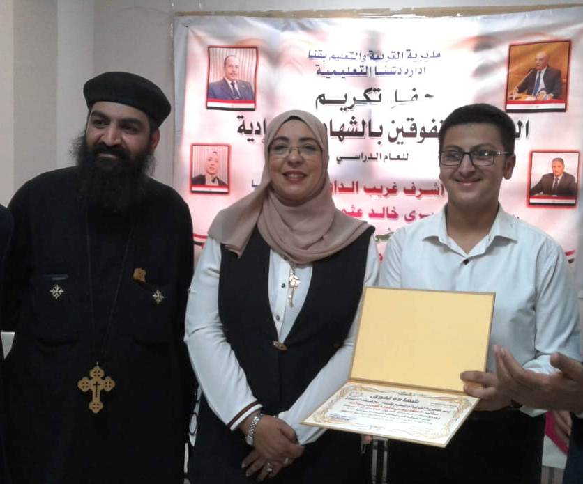 تعليم قنا تكرم اوائل الشهادة الاعدادية بإدارة 