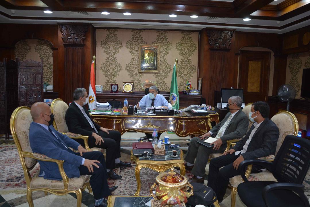محافظ المنيا ورئيس جهاز تنفيذ المشروعات بوزارة التجارة والصناعة يبحثان فرص الاستثمار والتنمية بالمناطق الصناعية