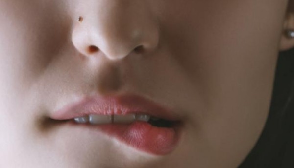 لماذا تعض المرأة شفتها أمام الرجل أثناء الكلام؟