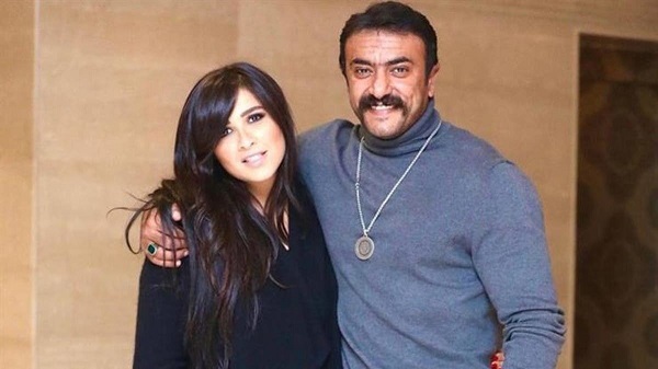 بعد سفر ياسمين عبد العزيز إلى سويسرا .. أحمد العوضي: أرجو من الناس الدعاء ليها
