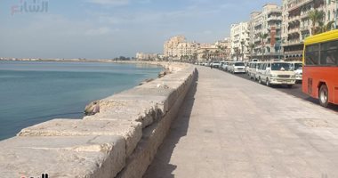 ضبط شخص يسير بسيارة أعلى رصيف كورنيش الإسكندرية 
