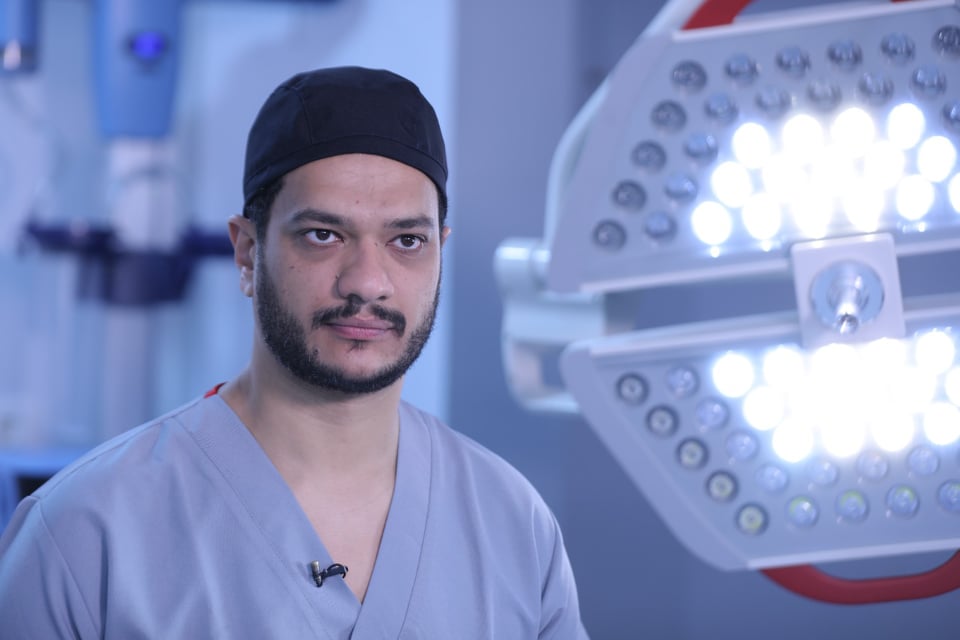 عضو هيئة التدريس طب عين شمس يوضح الفروق في عملية شد الترهلات بين الماضي والحاضر
