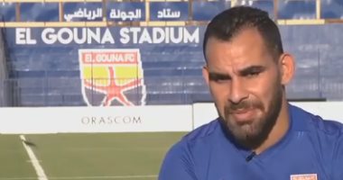 أحمد عيد عبد الملك ينجو وأسرته من حادث سيارة ويطلب الدعاء لزوجته بالشفاء 
