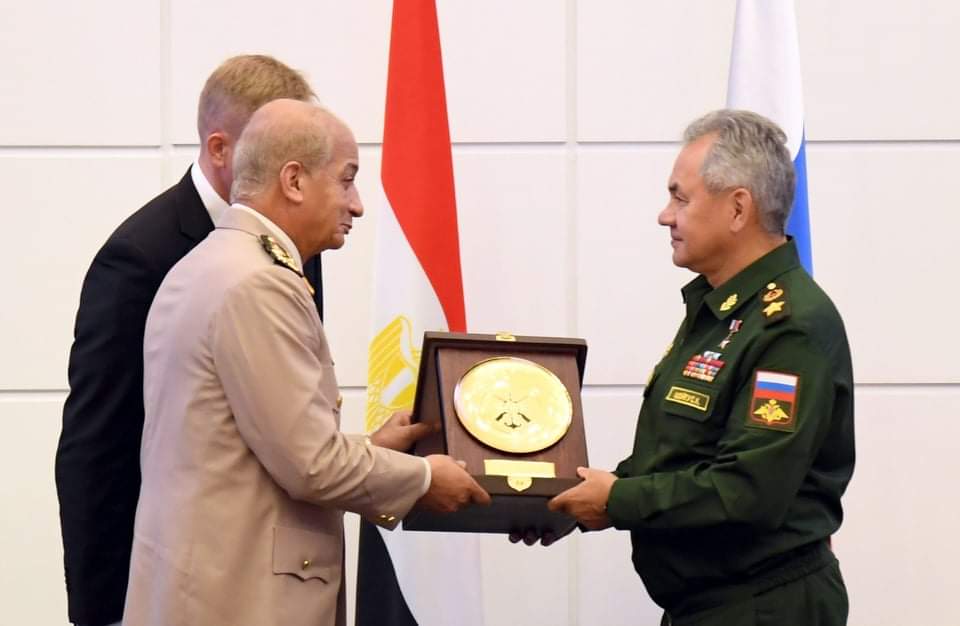 وزير الدفاع يعود إلى أرض الوطن بعد زيارته الرسمية إلى روسيا بحث خلالها تعزيز التعاون العسكرى
