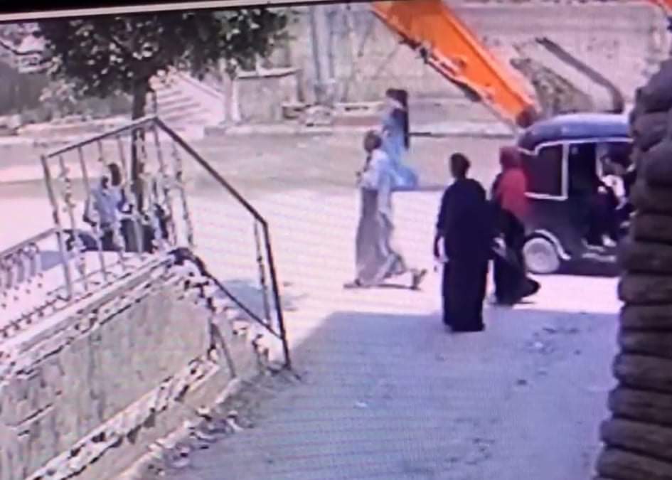 حفار خاص بشركة المياه يدهس سيدة تحمل طفلتها بالبدرشين


