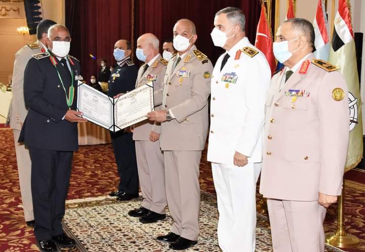 وزير الدفاع يكرم قادة القوات المسلحة المحالين للتقاعد
