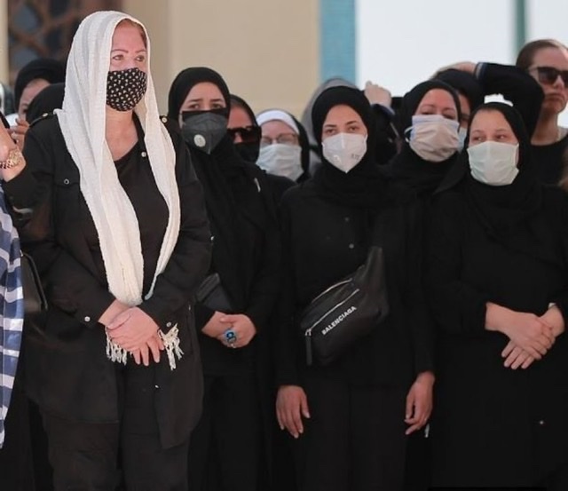 نجوم الفن يرافقون جثمان دلال عبدالعزيز إلى مدفن 