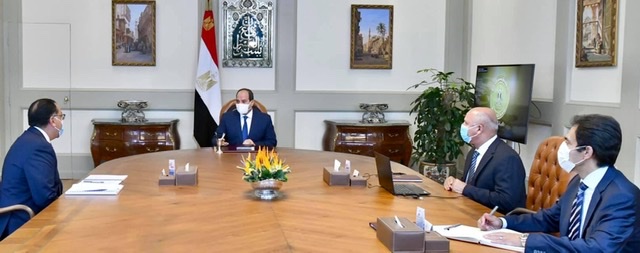 الرئيس السيسى يستعرض مشروع القطار الكهربائي السريع بين مدينتي العين السخنة والعلمين
