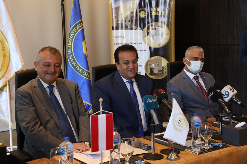 بالصور.. وزير التعليم العالى يشهد توقيع اتفاقية بين جامعتى الملك سلمان و imc النمساوية 