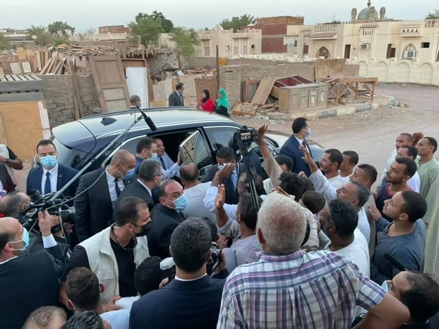 السيسي يتفقد منطقة الرويسات بشرم الشيخ ويستمع إلى طلبات المواطنين